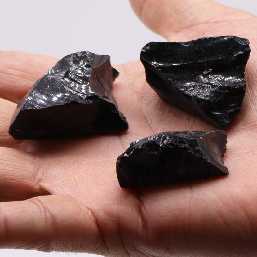 Schwarzer Obsidian Rohe Wassersteine Schutz - Ritualmanufaktur.de