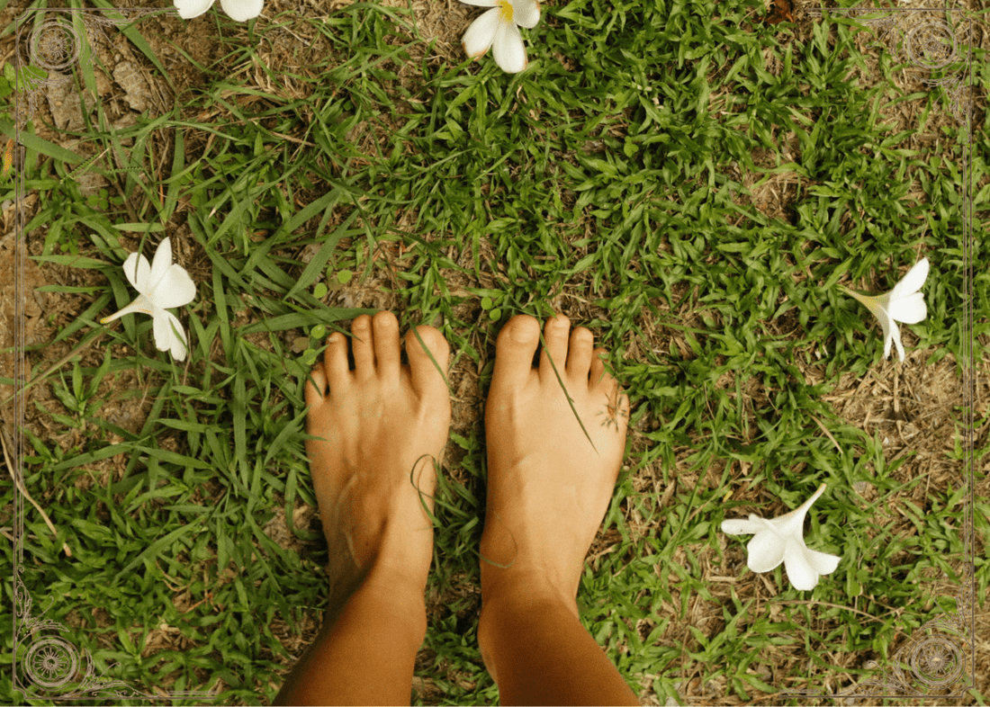 Füße auf Gras mit Blumen Außenrum
