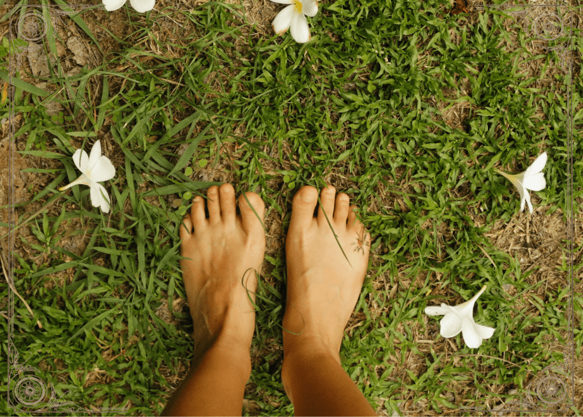 Füße auf Gras mit Blumen Außenrum