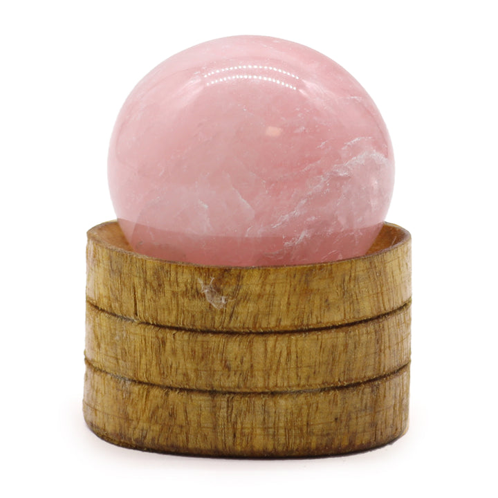 Edelsteinkugeln auf Holzständer