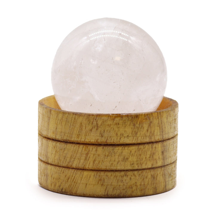 Edelsteinkugeln auf Holzständer