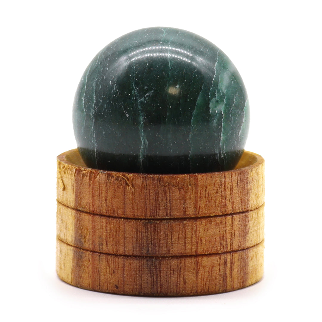 Edelsteinkugeln auf Holzständer