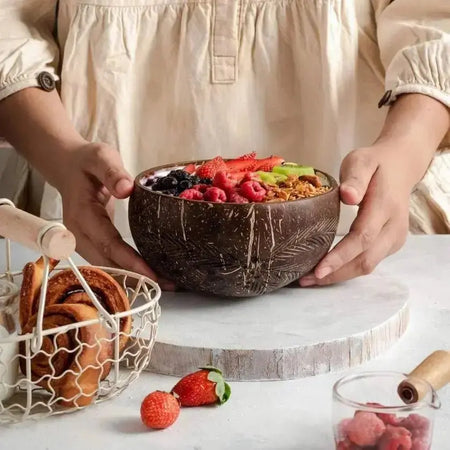 Kokoss Schale Federtraum, handgefertigt, aus Kokoss mit Holzlöffel (Coco Shell Bowl) - Ritualmanufaktur.de