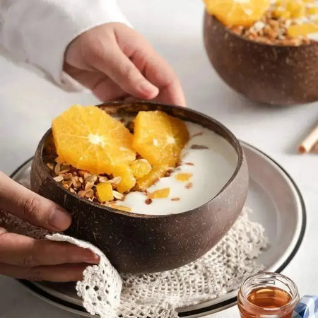 Kokoss Schale Federtraum, handgefertigt, aus Kokoss mit Holzlöffel (Coco Shell Bowl) - Ritualmanufaktur.de