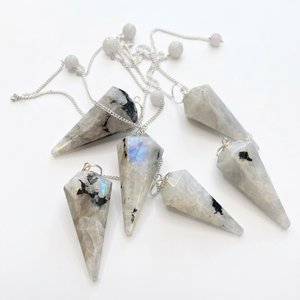 Regenbogenmondstein Sechskantpendel Weissagung I Ritualmanufaktur