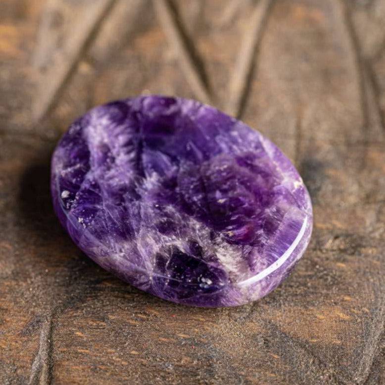 Handschmeichler aus Amethyst für Schutz, Klarheit & Spirituelle Tiefe - Ritualmanufaktur.de