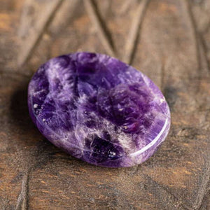 Nahaufnahme Handschmeichler aus Amethyst für Schutz, Klarheit & Spirituelle Tiefe - Ritualmanufaktur.de
