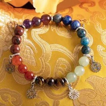 Armband mit Chakra Halbedelsteinen und Symbolen - Ritualmanufaktur.de