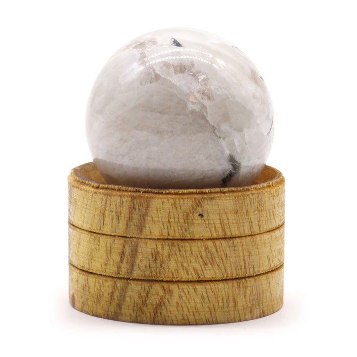 Edelsteinkugeln auf Holzständer