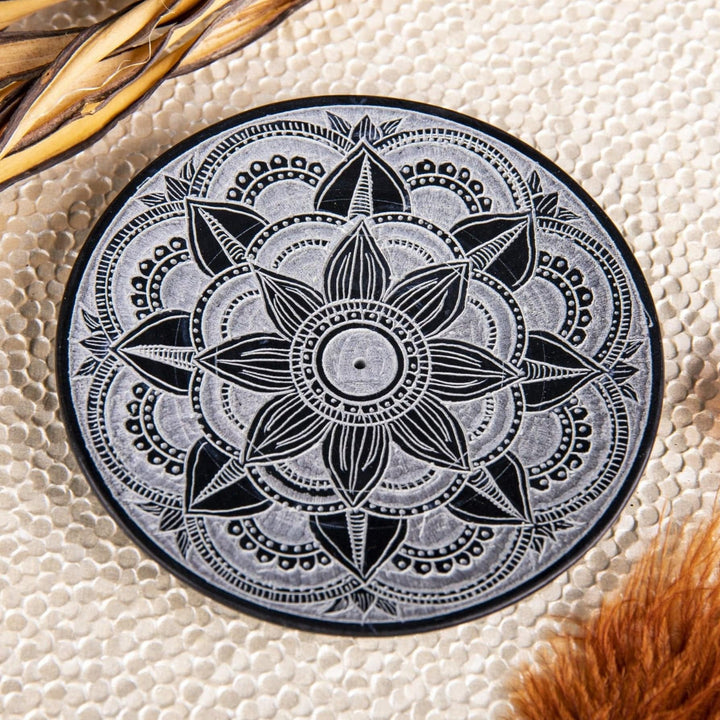 Stäbchenhalter Mandala aus Speckstein von Hand graviert in 10,5 cm - Ritualmanufaktur.de