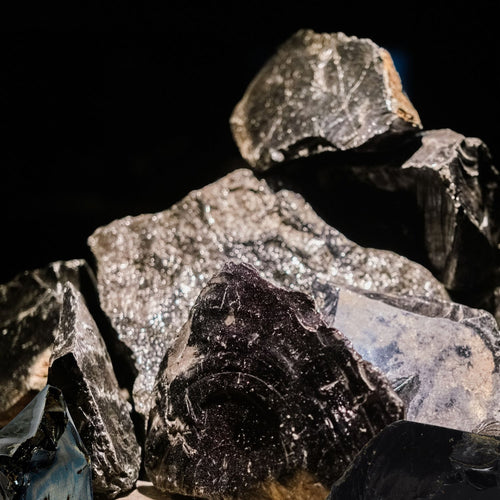 Schwarzer Obsidian Rohe Wassersteine Schutz - Ritualmanufaktur.de