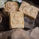 Rosenblütenseife mit Kakaobutter und Honig Sommernachtstraum I Hand & Körperseife - Ritualmanufaktur.de