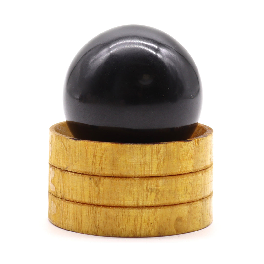 Edelsteinkugeln auf Holzständer