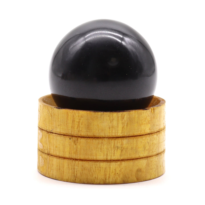 Edelsteinkugeln auf Holzständer